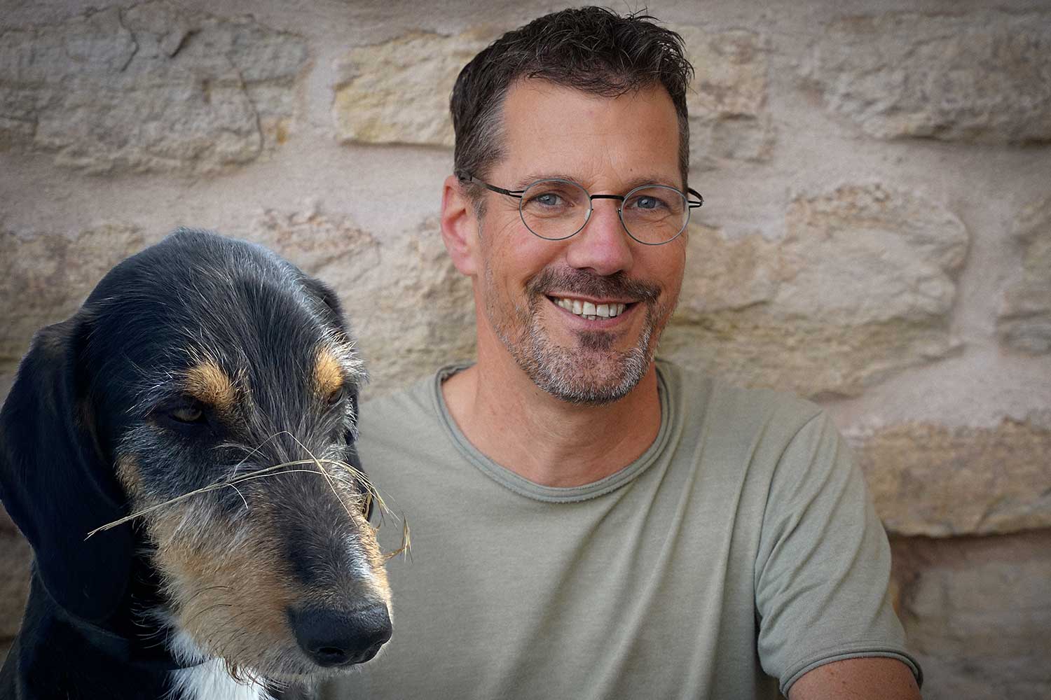 Dietmar Heinker – Koordinator auf Gut Feismann – und sein Hund Bruno